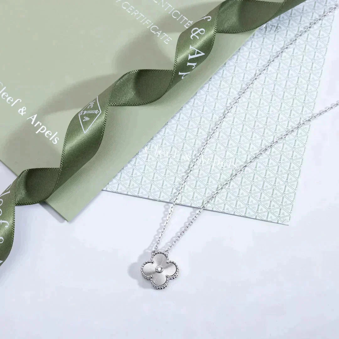 ¡®Star¡¯CLOVER  15MM DIAMOND LASER NECKLACE SILVER