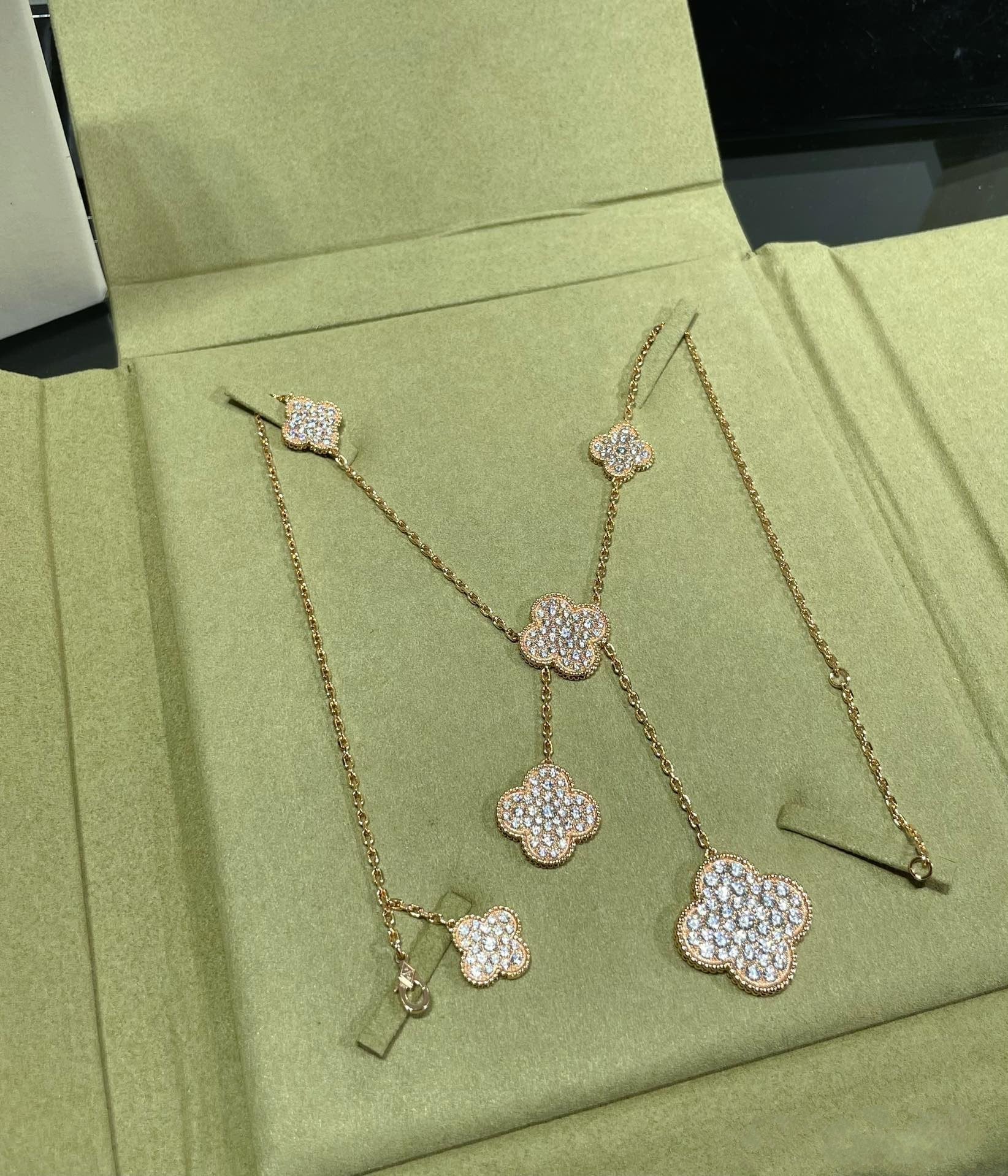 ¡®Star¡¯CLOVER 6 MOTIF DIAMOND PAVED NECKLACE