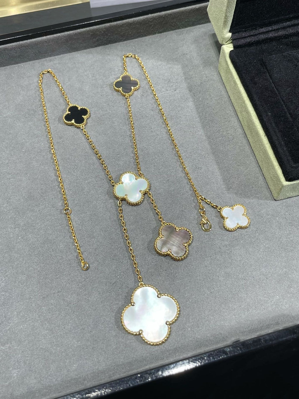 ¡®Star¡¯CLOVER 6 MOTIF MOP ONYX GOLD NECKLACE