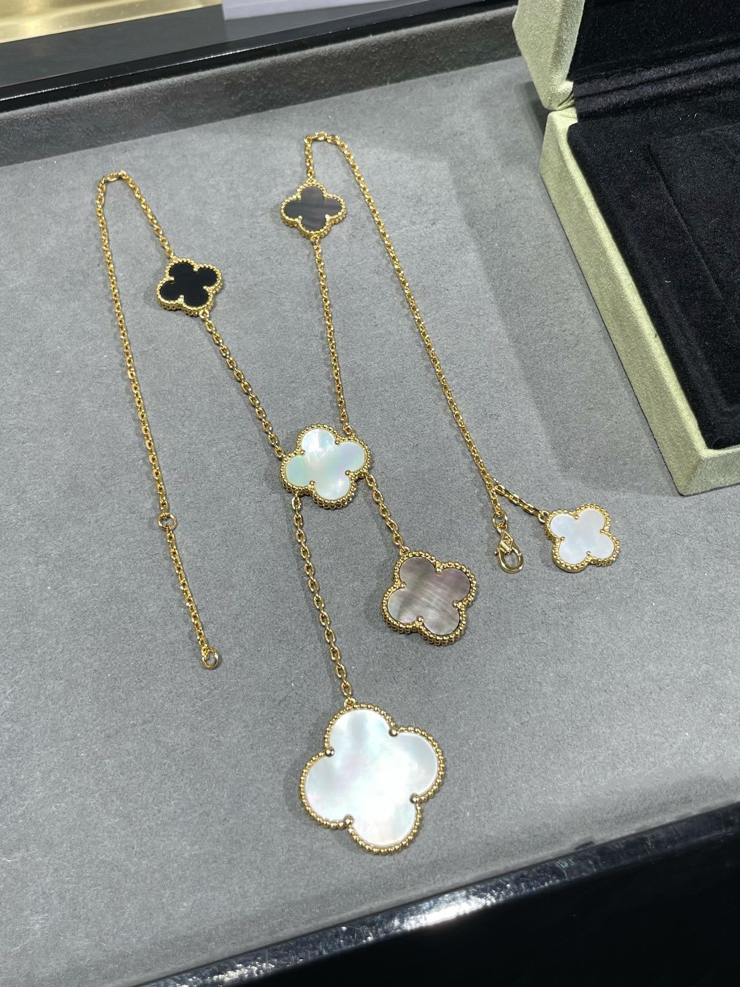 ¡®Star¡¯CLOVER 6 MOTIF MOP ONYX GOLD NECKLACE