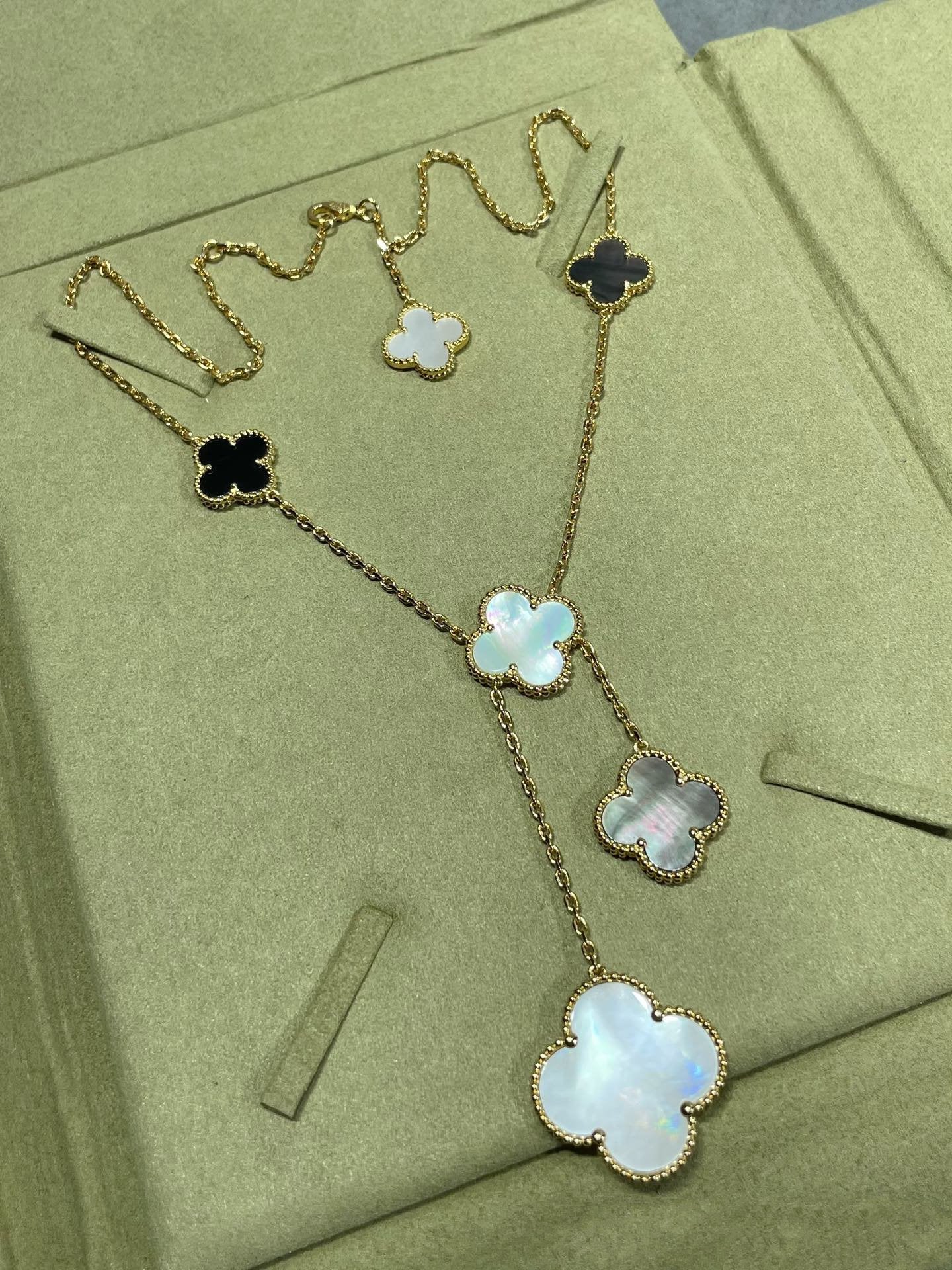 ¡®Star¡¯CLOVER 6 MOTIF MOP ONYX GOLD NECKLACE