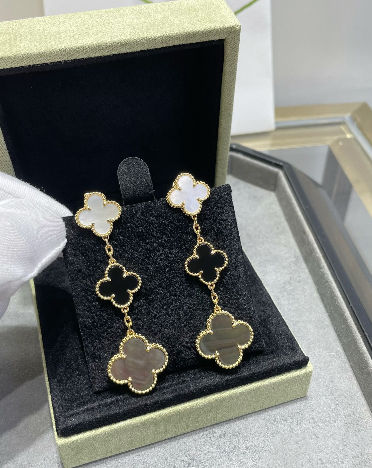 ¡®Star¡¯CLOVER 3 MOTIF MOP ONYX DARK MOP PINK GOLD EARRINGS