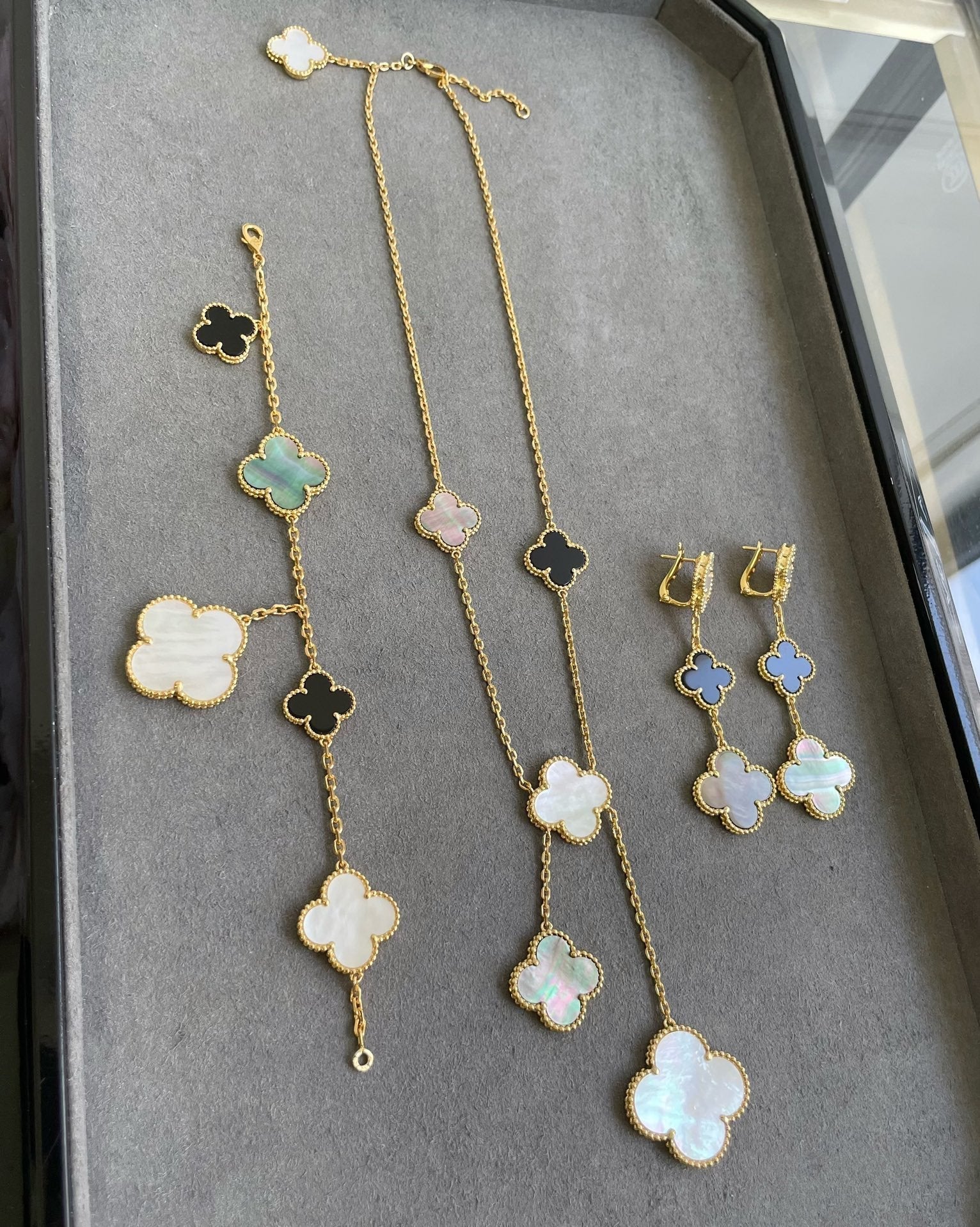 ¡®Star¡¯CLOVER 3 MOTIF MOP ONYX DARK MOP PINK GOLD EARRINGS