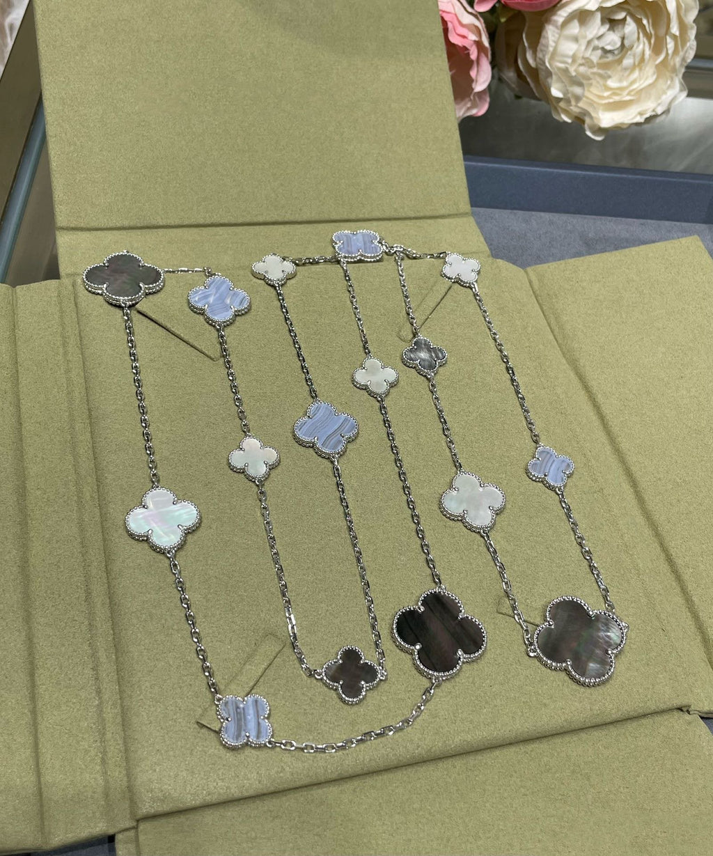 ¡®Star¡¯CLOVER 16 MOTIF CHALCEDONY MOP SILVER NECKLACE