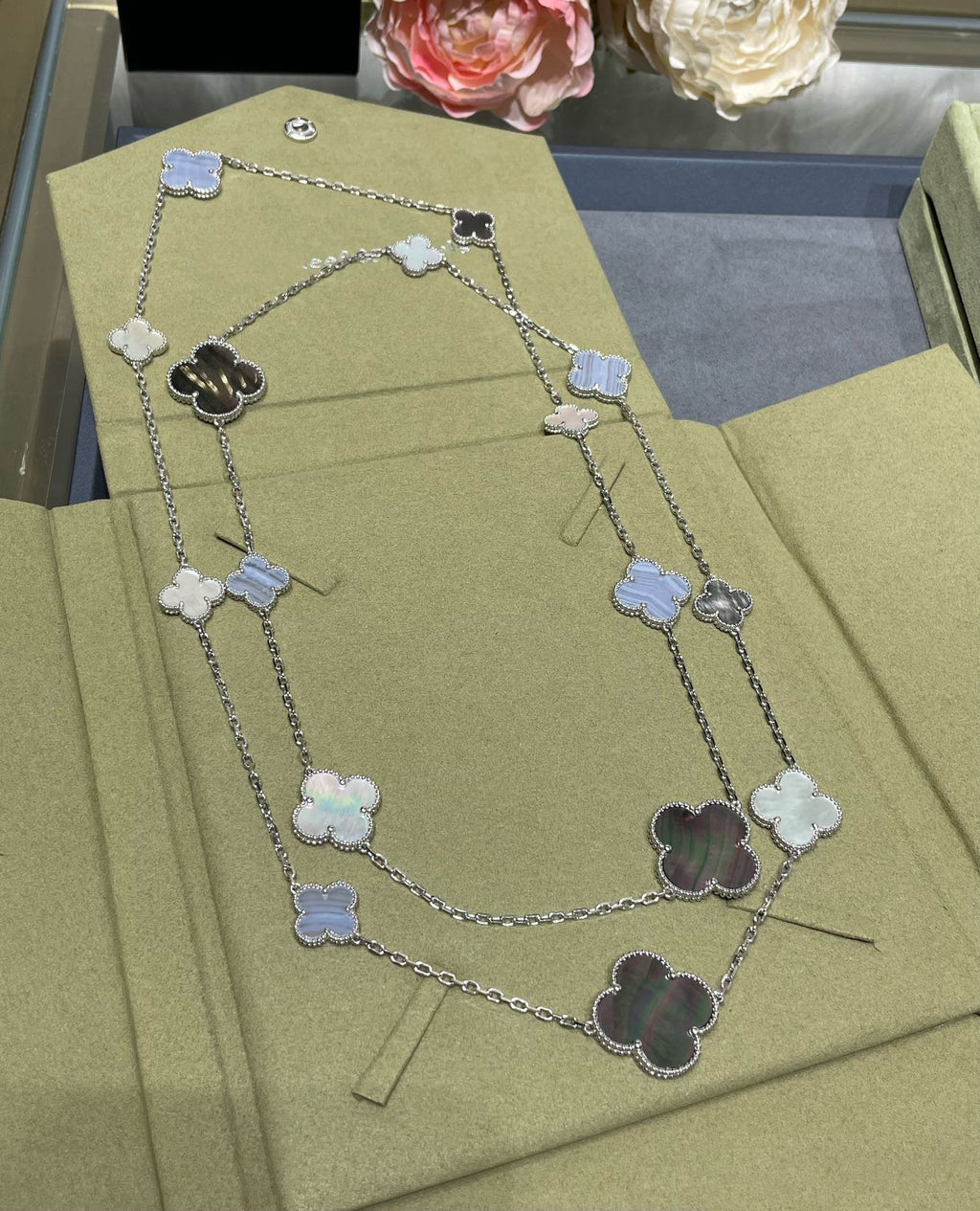 ¡®Star¡¯CLOVER 16 MOTIF CHALCEDONY MOP SILVER NECKLACE