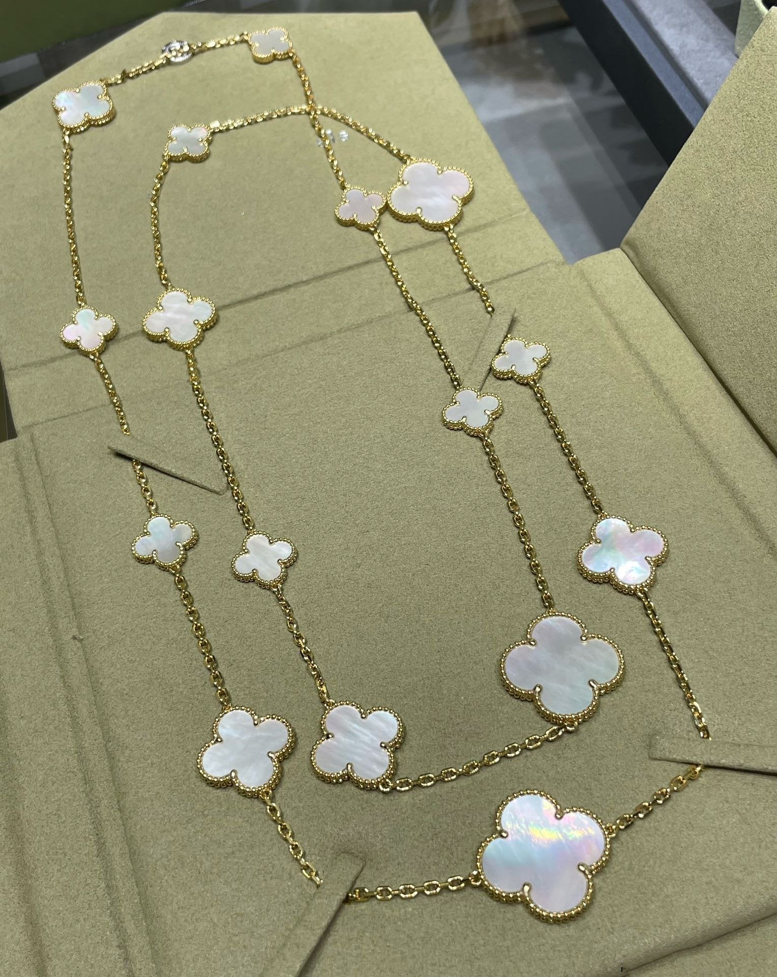 ¡®Star¡¯CLOVER 16 MOTIF WHITE MOP GOLD NECKLACE