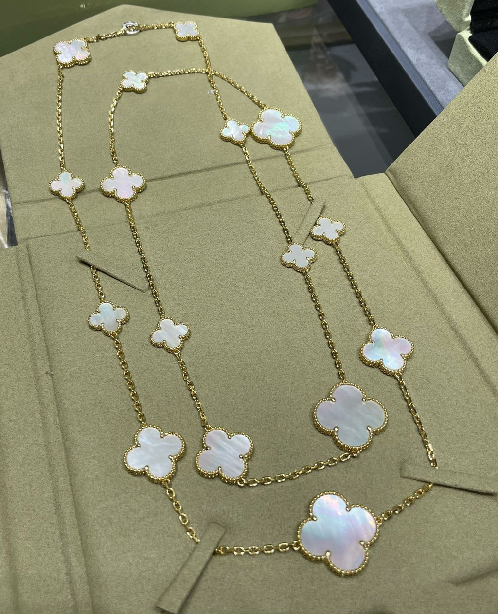 ¡®Star¡¯CLOVER 16 MOTIF WHITE MOP GOLD NECKLACE
