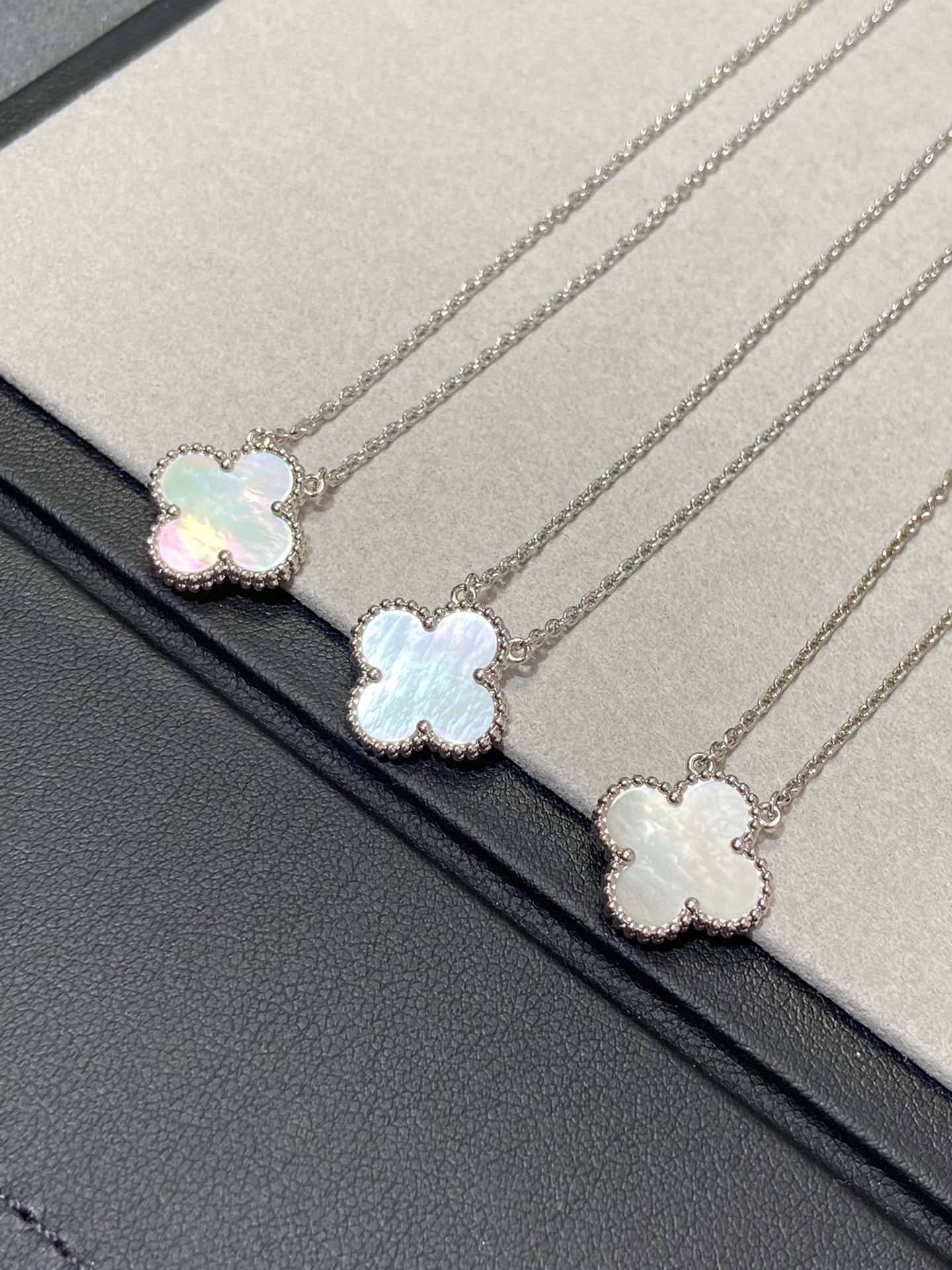 ¡®Star¡¯CLOVER MEDIUM SILVER WHITE MOP NECKLACE