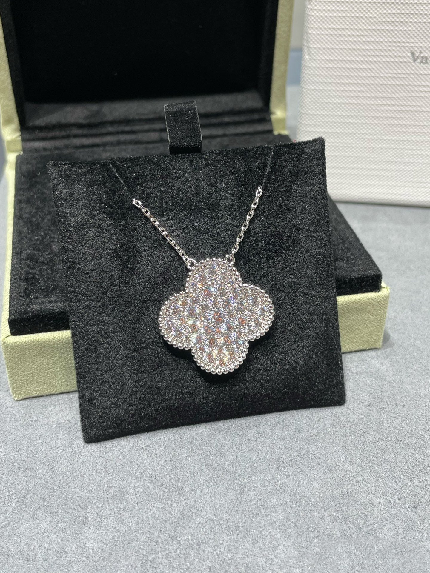¡®Star¡¯CLOVER 25MM LARGE PENDANT DIAMOND PAVED SILVER NECKLACE