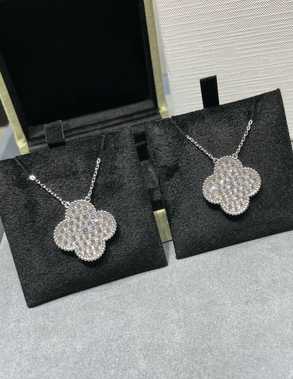 ¡®Star¡¯CLOVER 25MM LARGE PENDANT DIAMOND PAVED SILVER NECKLACE