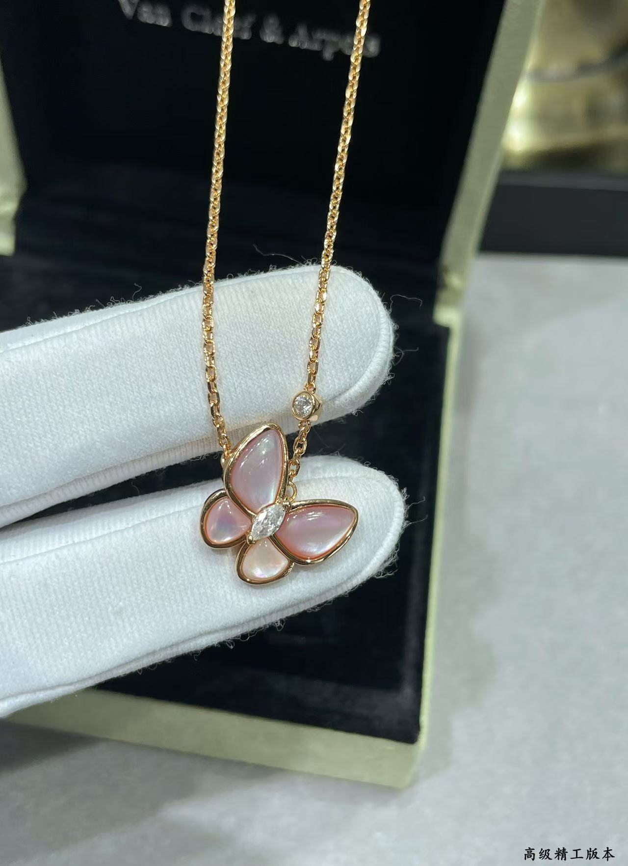 [Moco ]BUTTERFLY PINK MOTHER-OF-PEARL DIAMOND NECKLACE