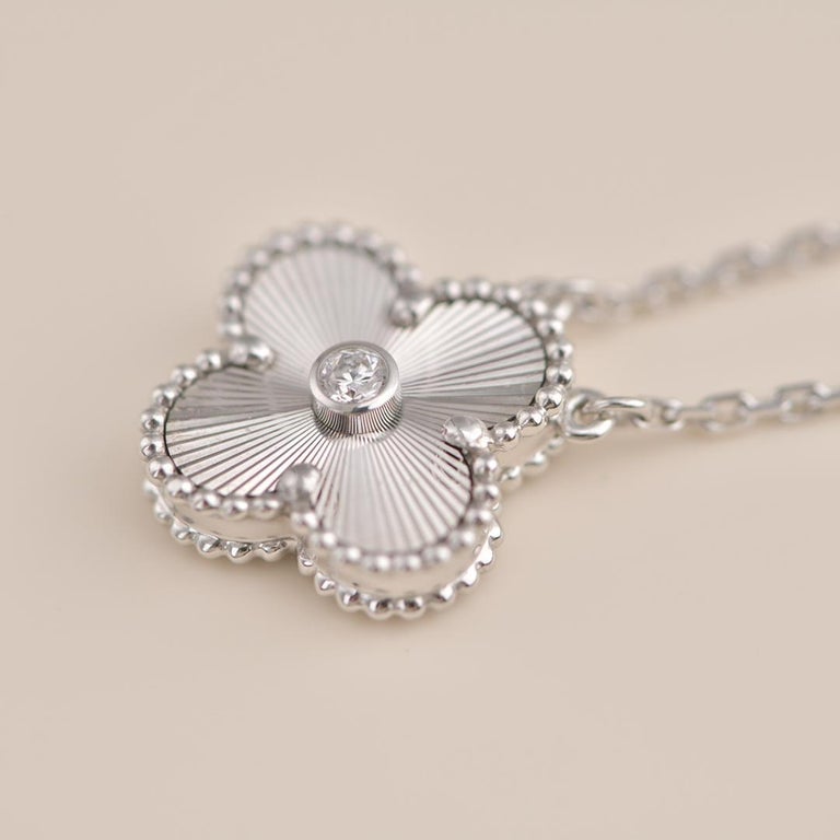 ¡®Star¡¯CLOVER  15MM DIAMOND LASER NECKLACE SILVER