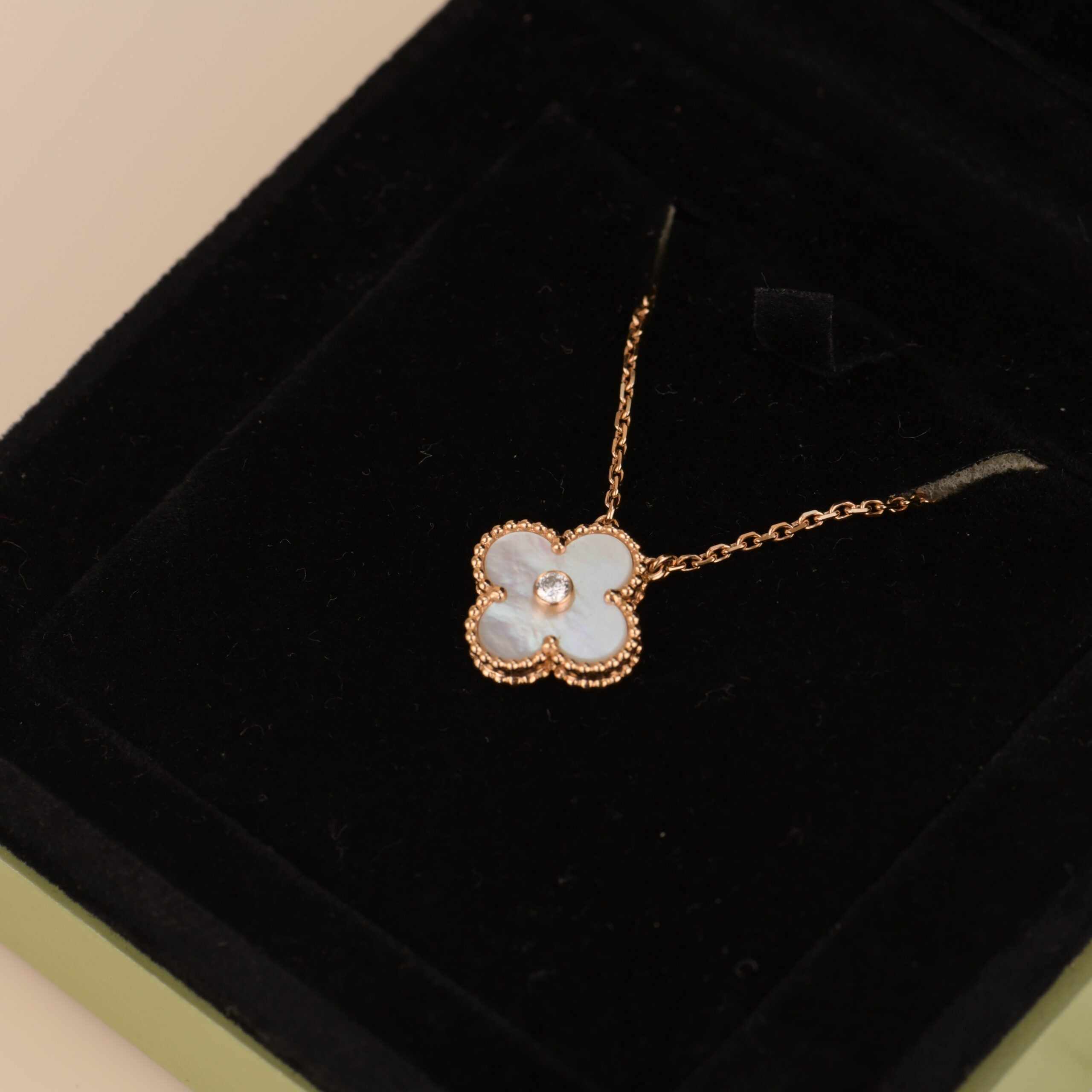 ¡®Star¡¯CLOVER 15MM DIAMOND WHITE FRITILLARIA NECKLACE