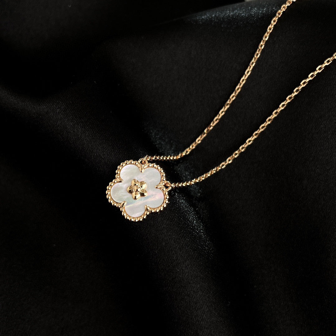 ¡®Star¡¯LUCKY  WHITE MOP  PLUM BLOSSOM NECKLACE