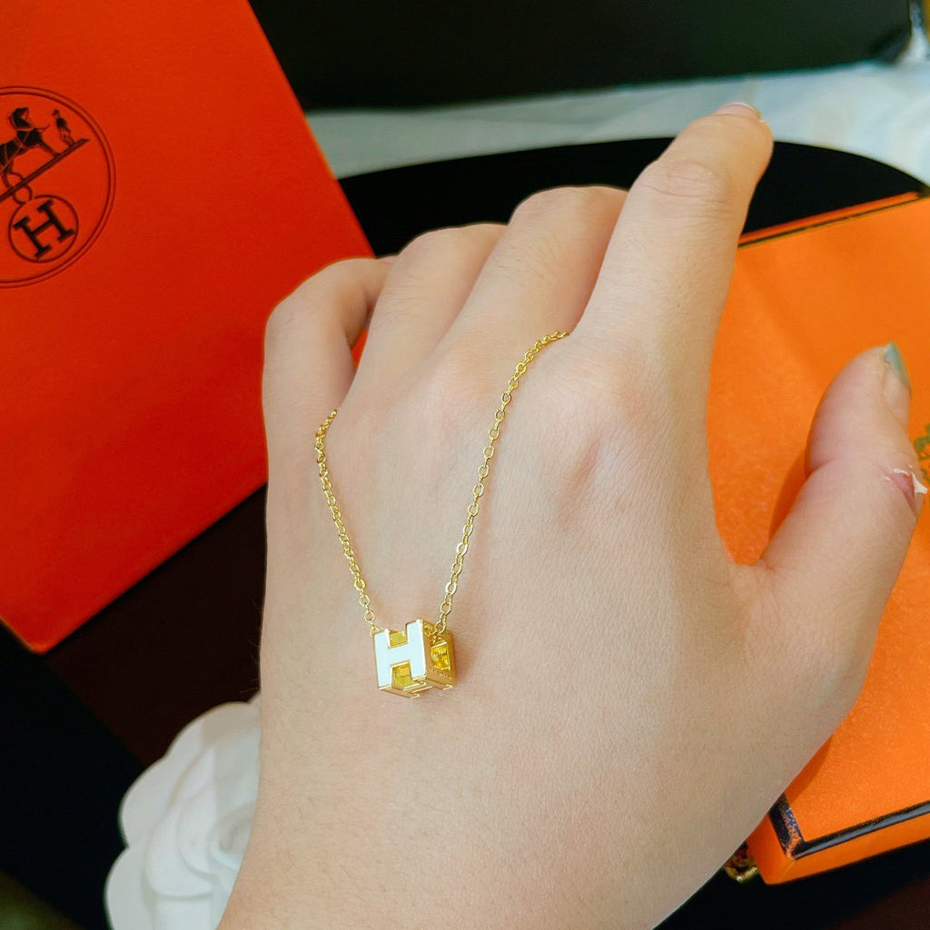 ¡®Star¡¯H WHITE SQUARE GOLD NECKLACE
