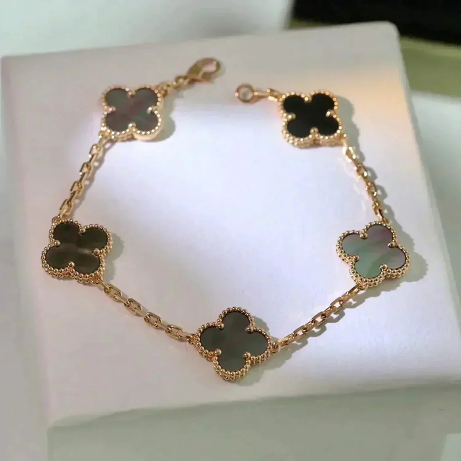 [Star]New CLOVER 5 MOTIF GRAY MOP BRACELET COLLECTION