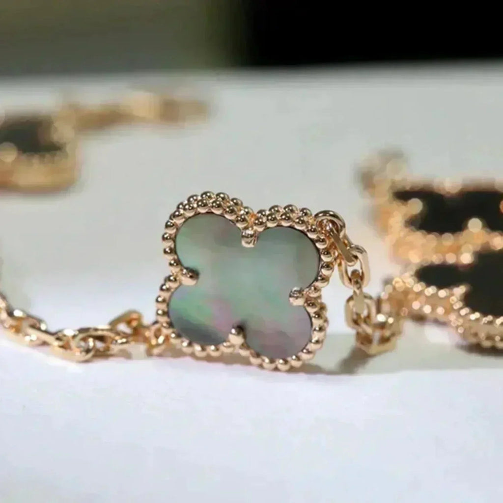 [Star]New CLOVER 5 MOTIF GRAY MOP BRACELET COLLECTION