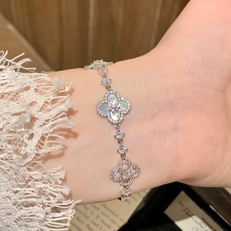 ¡®Star¡¯CLOVER 5 MOTIF PINK BLUE RED WHITE BRACELET