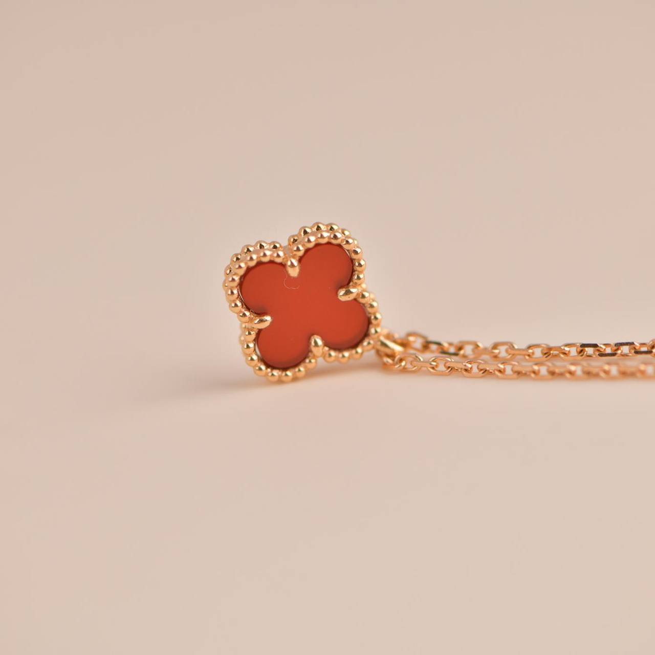 ¡®Star¡¯CLOVER MINI 9.5MM WHITE CARNELIANS NECKLACE