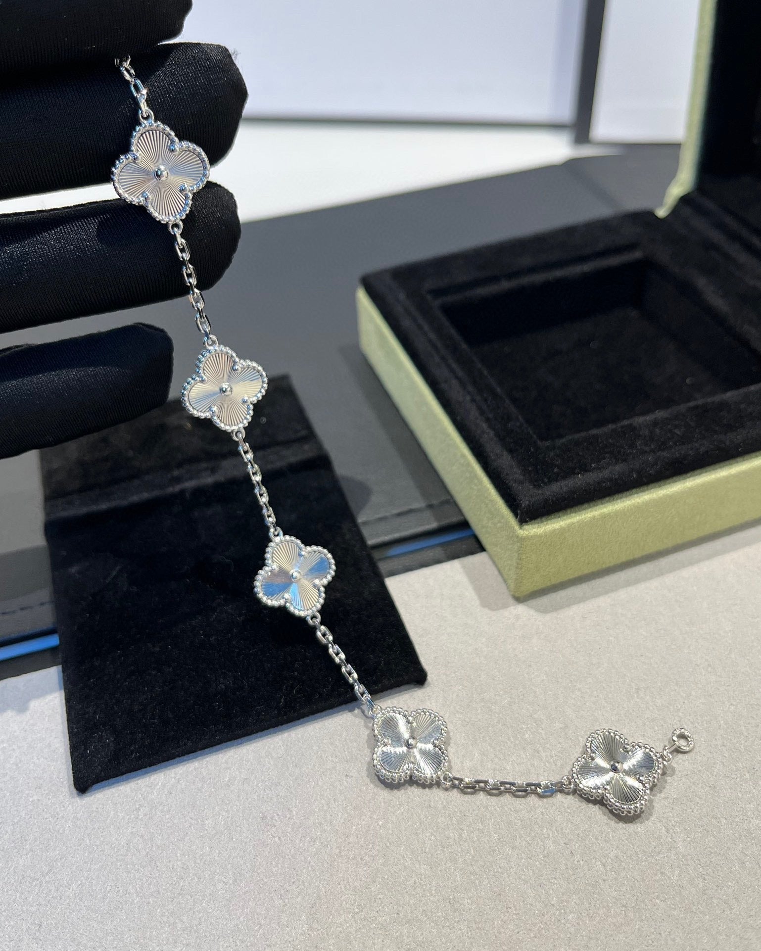 [Star]New  CLOVER 5 MOTIF LASER BRACELET COLLECTION