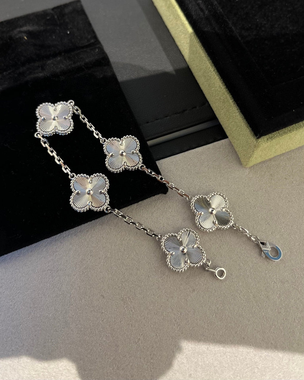 [Star]New  CLOVER 5 MOTIF LASER BRACELET COLLECTION