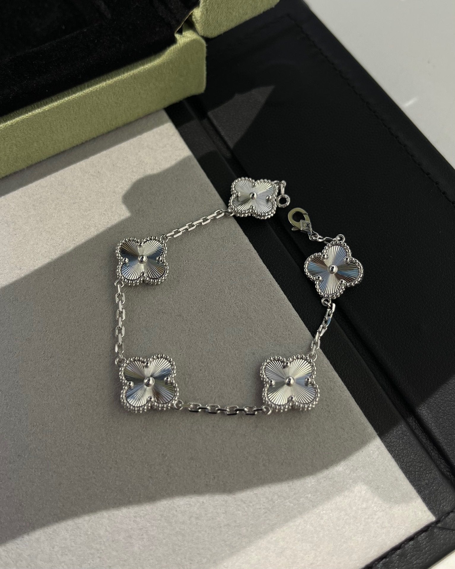 [Star]New  CLOVER 5 MOTIF LASER BRACELET COLLECTION