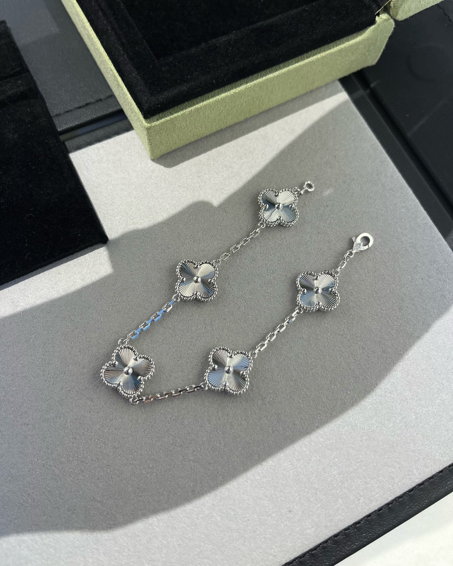 [Star]New  CLOVER 5 MOTIF LASER BRACELET COLLECTION